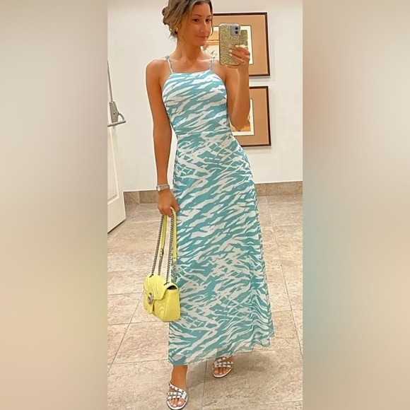 Slate & Willow
Blue Printed Slip Dress size Medium - Picture 3 of 14